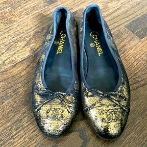 Chanel Ballet Slippers in Metallic gold/black.